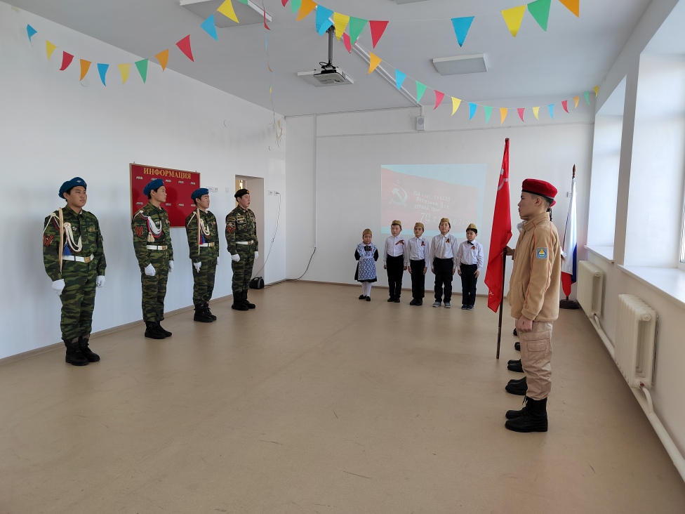 Передача копии знамени Победы от Кодунского сомона.