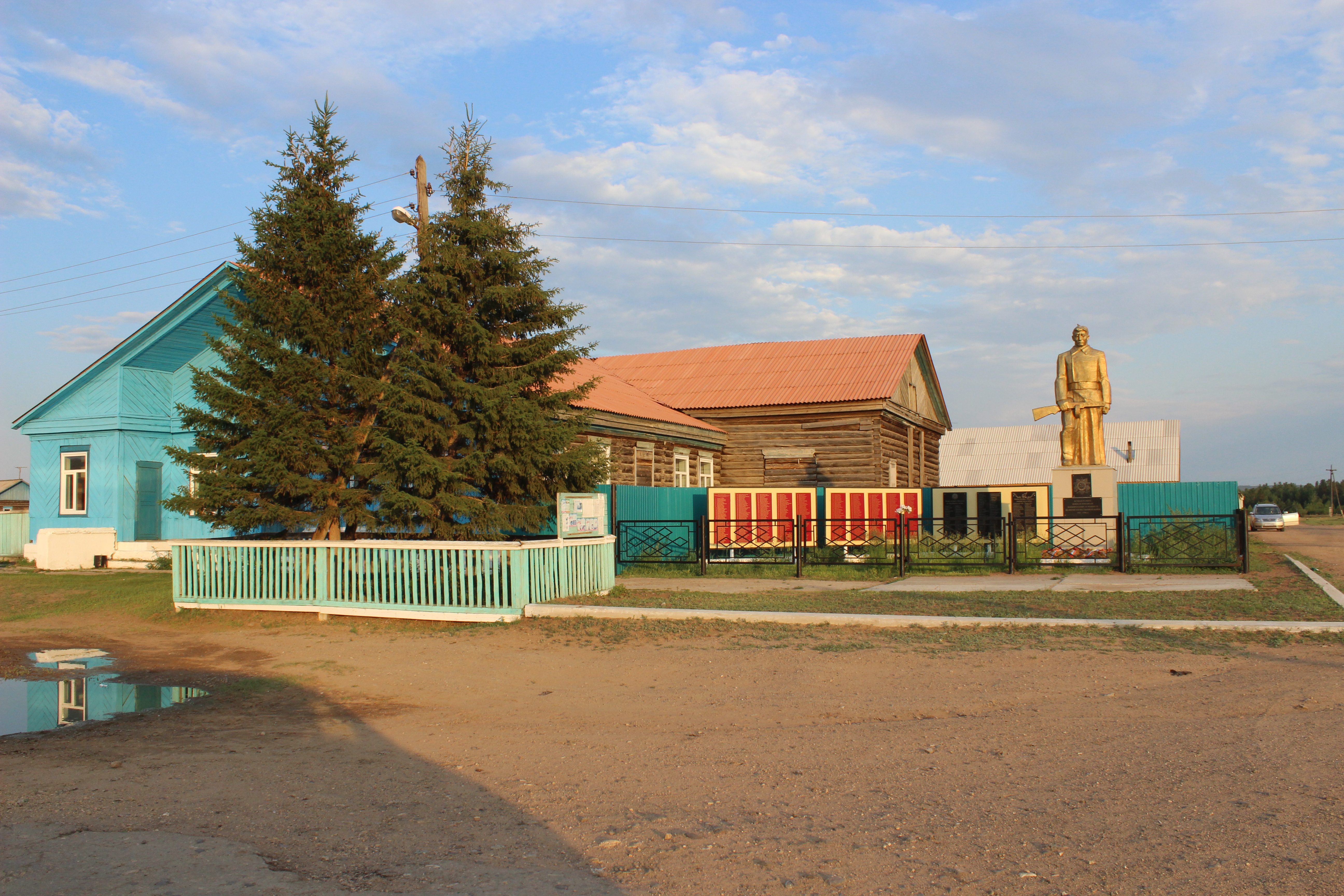 Памятник павшим воинам-землякам.